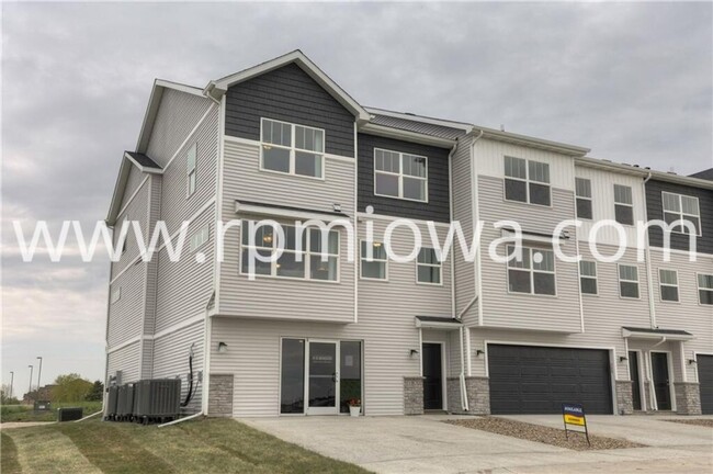 Building Photo - UPDATED!! 2 Bedroom, 2.5 Bath Townhome in Ankeny