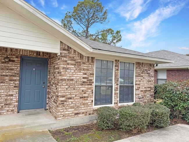 Photo - 2-Bedroom Duplex with Private Yard Near Shopping & Dining