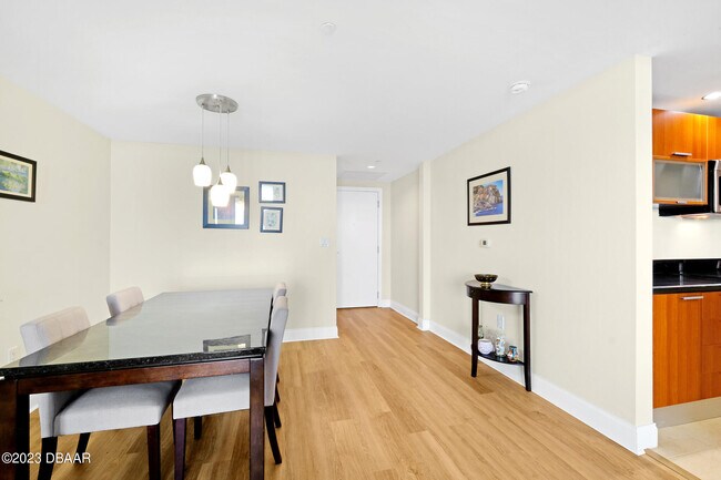 Photo - 241 Riverside Dr Unidad 1106