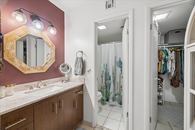 Ensuite w/walk in closet - 4150 E Cactus Rd Unit LasCasitasII-120