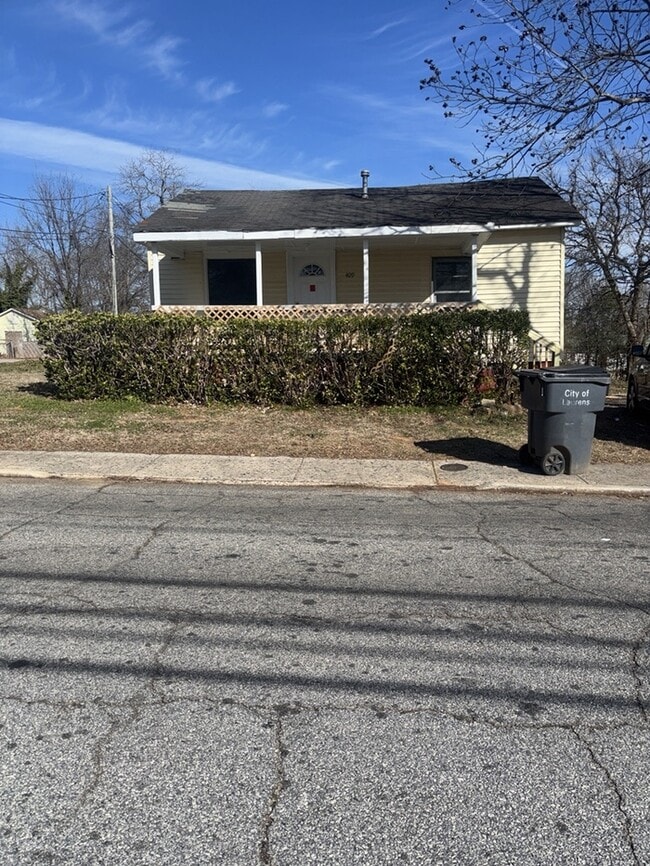 Building Photo - 2 Bedroom 1 Bathroom