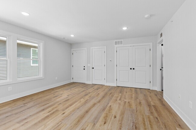 Photo - 980 Diamond Ave NE