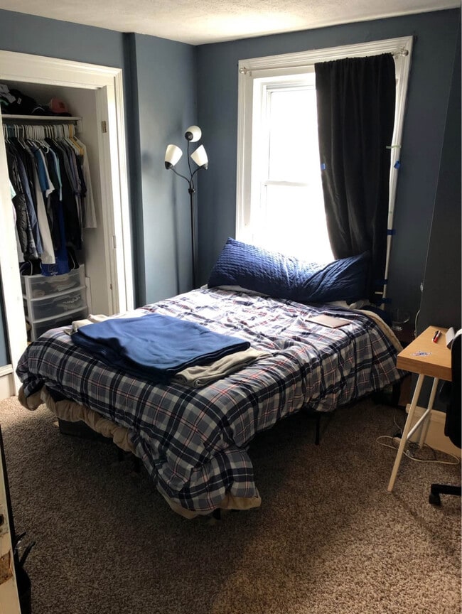 Photo - 940 Veto St NW