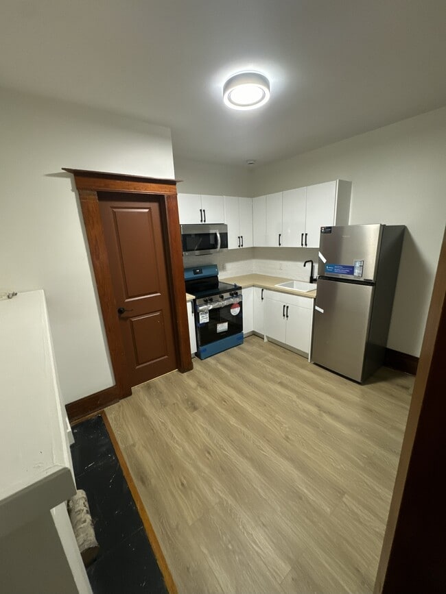 Building Photo - 7 Centre St Unit 4