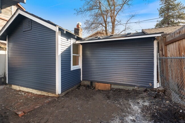 Building Photo - Beautiful Unit in the Heart of Bend!