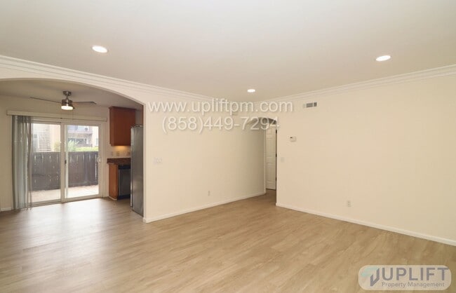 Building Photo - 2 Bed / 1 Bath Condo in Oceanside Unit 108