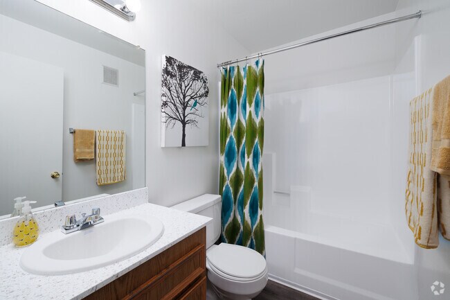 2BR, 2BA - 1,040SF - Second Bathroom