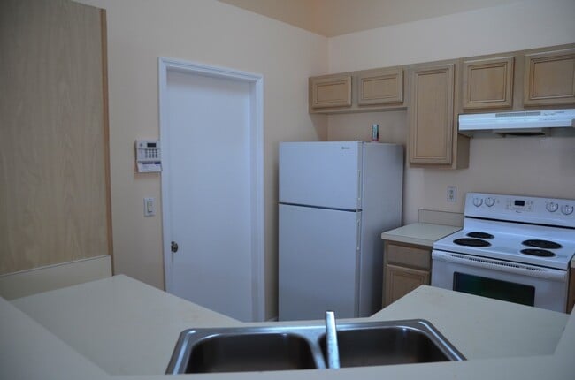 Photo - Cute 3/2 House with Laminate Flooring and 1-Car Garage (SE Orlando)