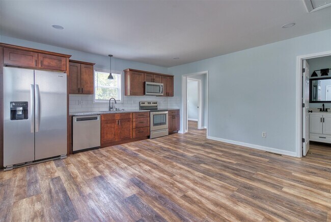 Photo - 704 W 7th St