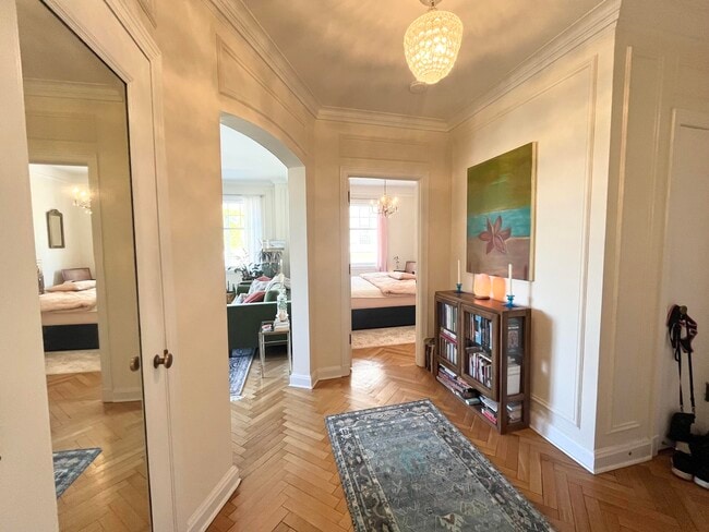 Photo - 925 E Wells St