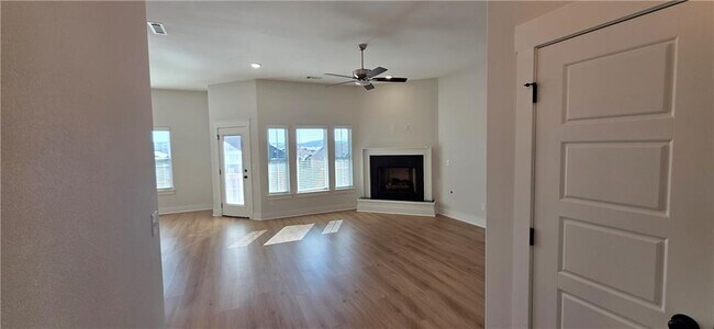 Photo - 921 Round Top St