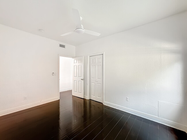 Master Bedroom - 518 Biscayne Dr Unit C