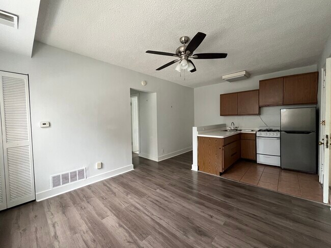 3727 N Pine Grove Ave Unit 407