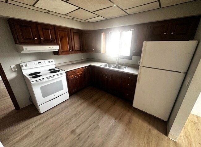 Building Photo - 10 Thompson St Unit B