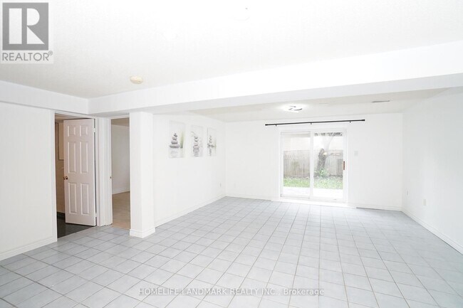 Photo - 594 Queen Victoria Dr