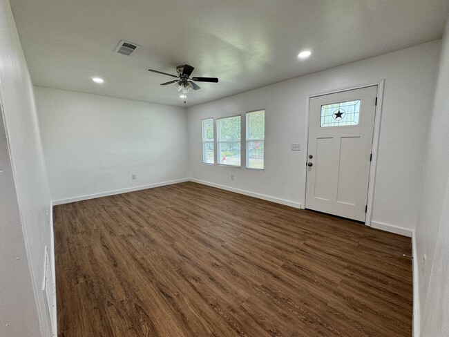 Photo - 719 E College St