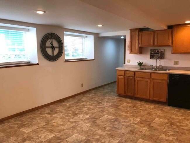 Ascensor de servicio - 767 E 5th St Unidad 767 b