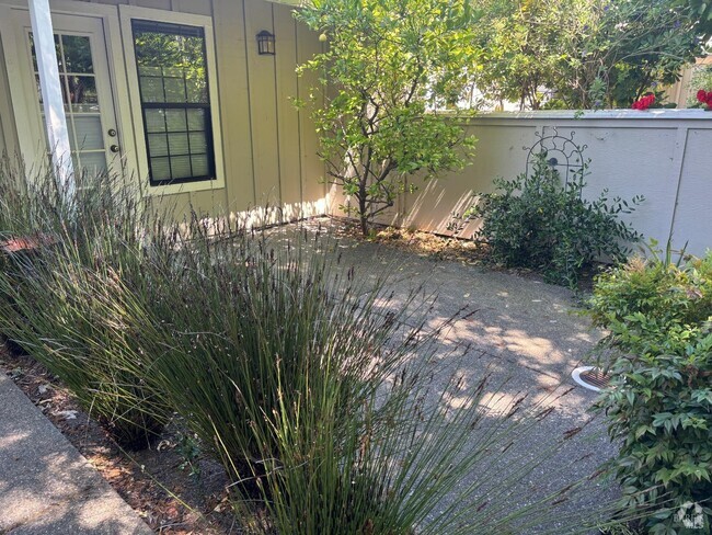Building Photo - 735 Amherst Cir Rental