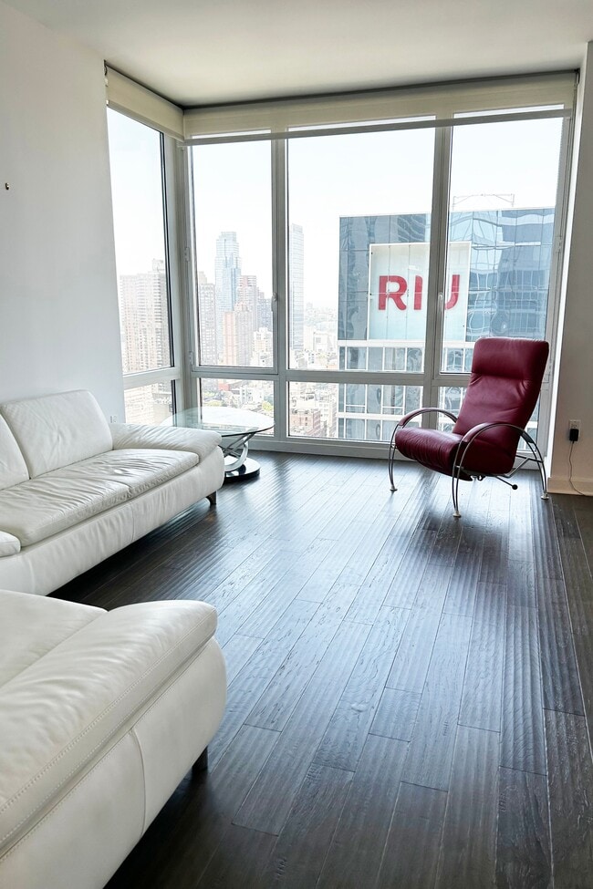 Photo - 247 W 46th St