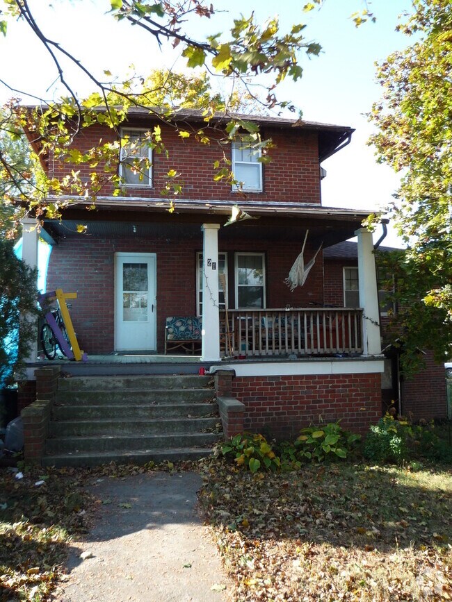 Building Photo - JMU Off Campus House