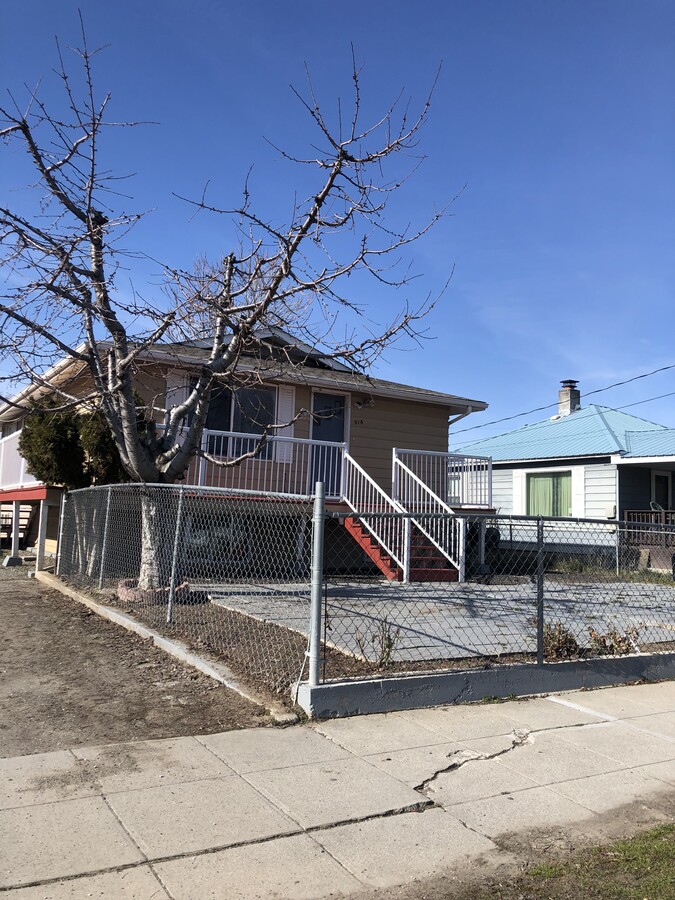 It is located within walking to a few stores and close to pioneer and the highschool!! - 916 Orondo Ave House