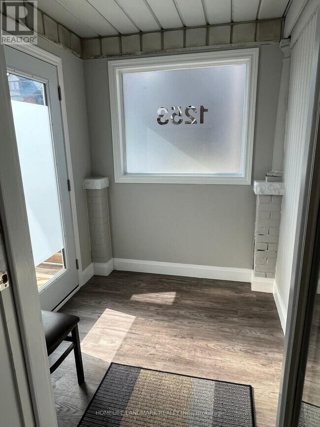 Photo - 1253 Gerrard St E