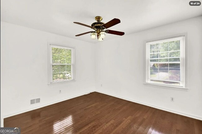 2382 Dayron Cir NE