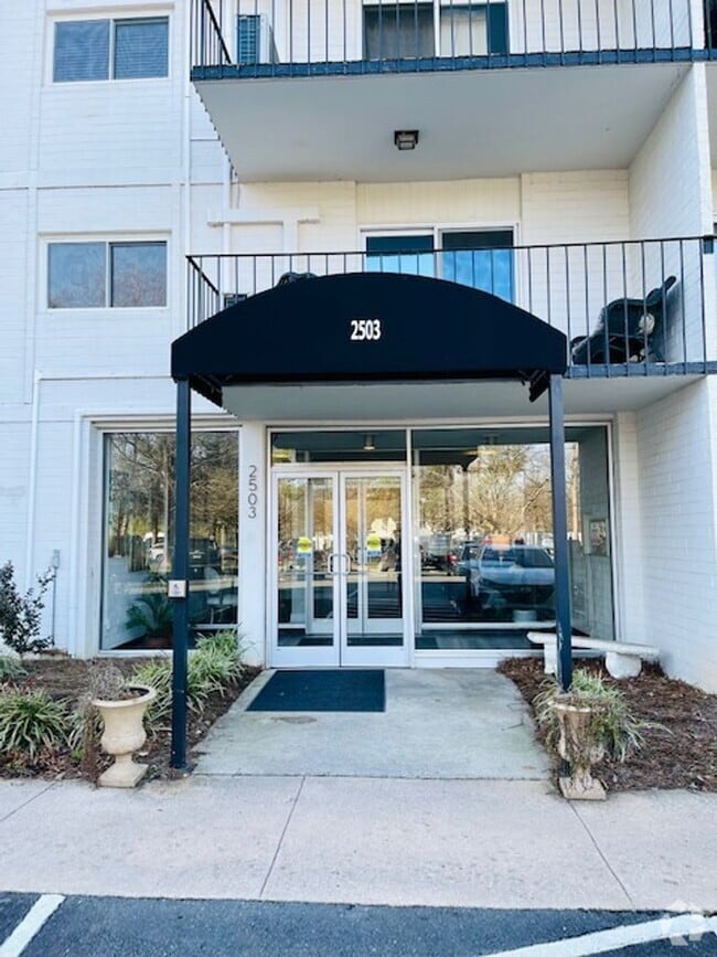 Building Photo - Myers Park Condo, Move-In Ready! All utili...