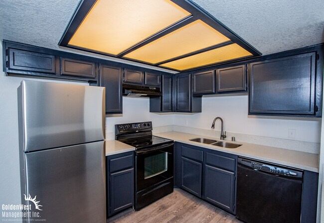 Photo - Charming 2Bdm 2Ba Upstairs Condo with Fireplace in Baycliff Creeks at The Lakes!