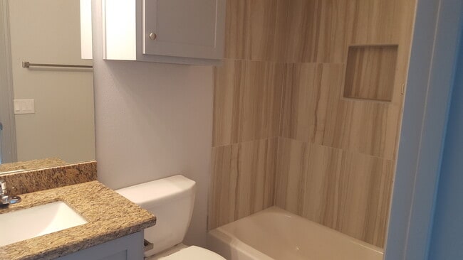 baño - 709 E 3rd St Unidad D