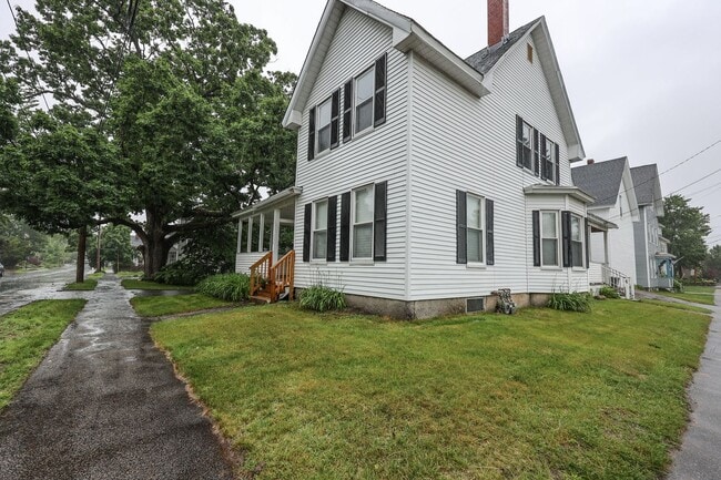 Photo - 736 Maple St