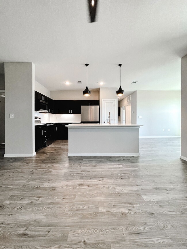 Building Photo - 305 W Fm 1187 Unit 030421