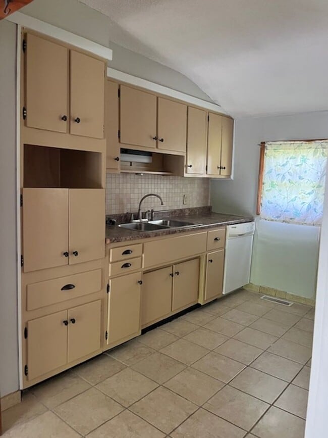 Photo - 3 bedroom, 1 bath Home: Located in Elletts...