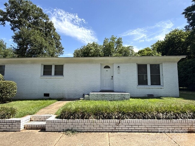 Building Photo - 200 Skyland Ave Rental