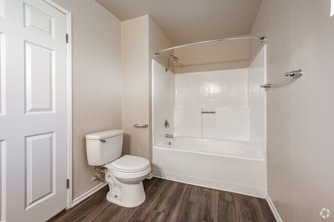 1BR, 1BA - 717SF - Primary Bathroom
