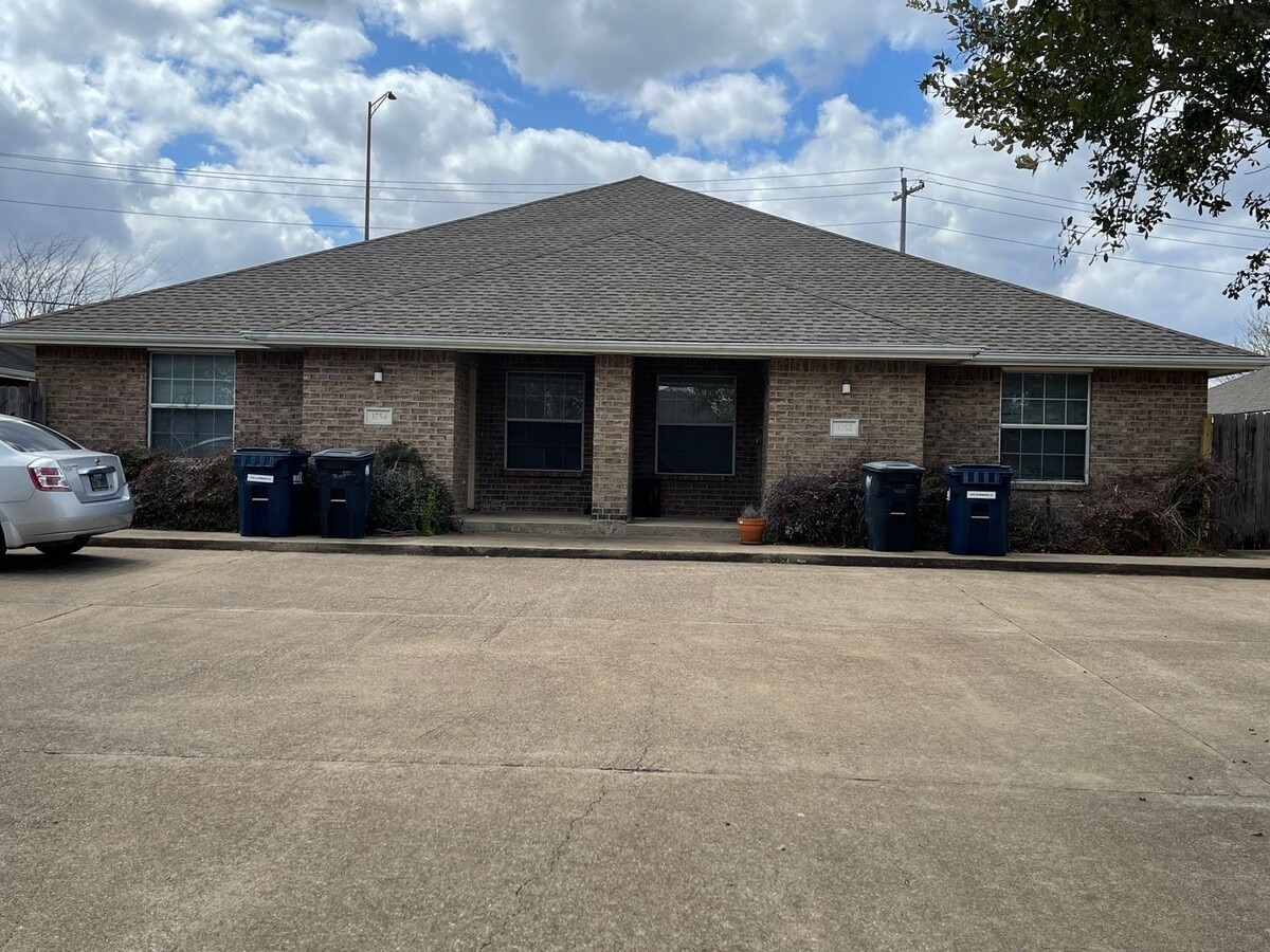College Station - 3 Bedrooms / 3 bath Duplex on Oldenburg - College Station - 3 Bedrooms / 3 bath Duplex on Oldenburg