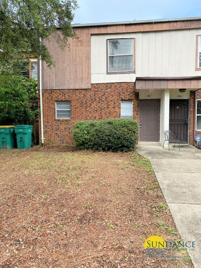 Building Photo - Great 3 Bedroom Townhouse in Shalimar