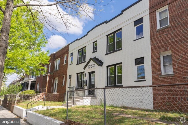 Building Photo - 1252 Owen Pl NE Rental