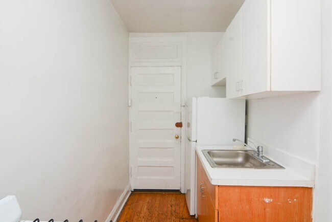 Photo - 3308 W Schubert Ave Unidad V1 Rental