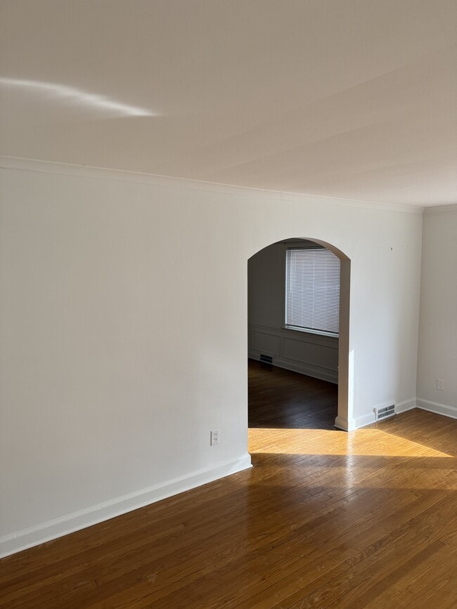 Photo - 5752 Bishop St