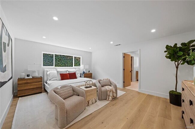 Photo - 5157 Woodley Ave