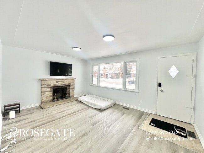 Photo - Spacious 3-Bedroom Main-Level Home with Porch, Backyard & Parking in London Unit 1