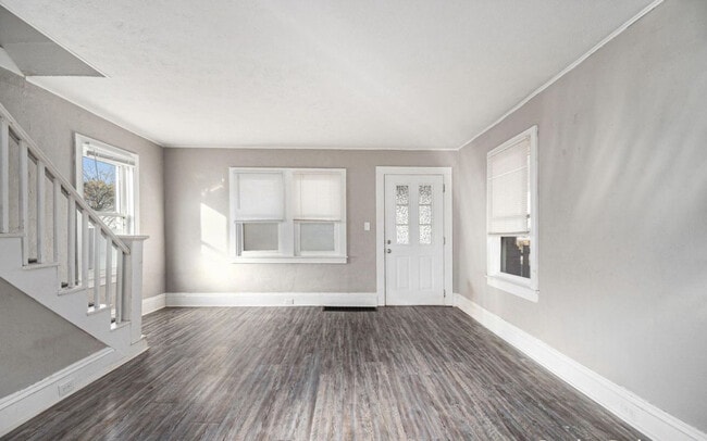 Photo - 778 Eleanor St NE