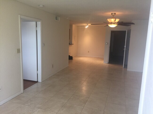 Photo - 2880 N Oakland Forest Dr Unidad 110