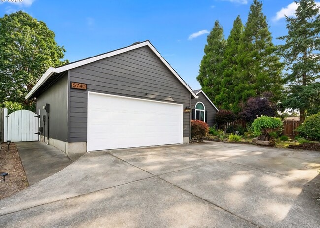 Building Photo - 5740 SE Golden Rd Rental
