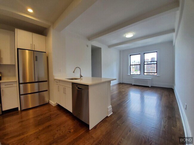 Building Photo - 25 W 68th St Unit 3C Rental