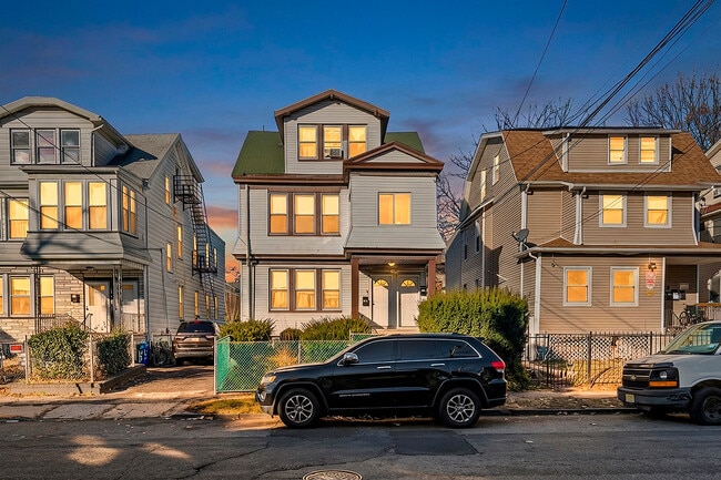 Building Photo - 69 Cedar Ave Unit 2