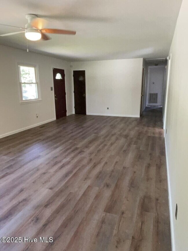 Photo - 610 Dennis Rd