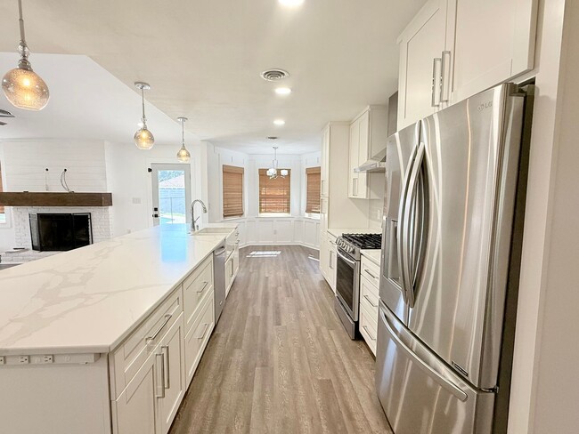 Photo - Beautiful 4 Bedroom Pool Home - Scenic Hei...