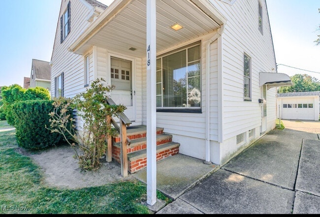 Photo - 418 E 274th St